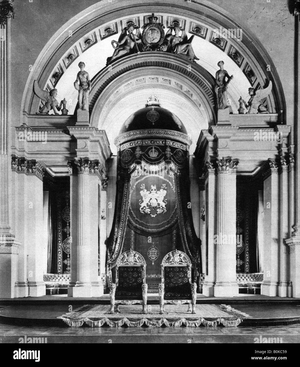 Trônes dans la salle de bal à Buckingham Palace, Londres, 1935. Artiste : Inconnu Banque D'Images
