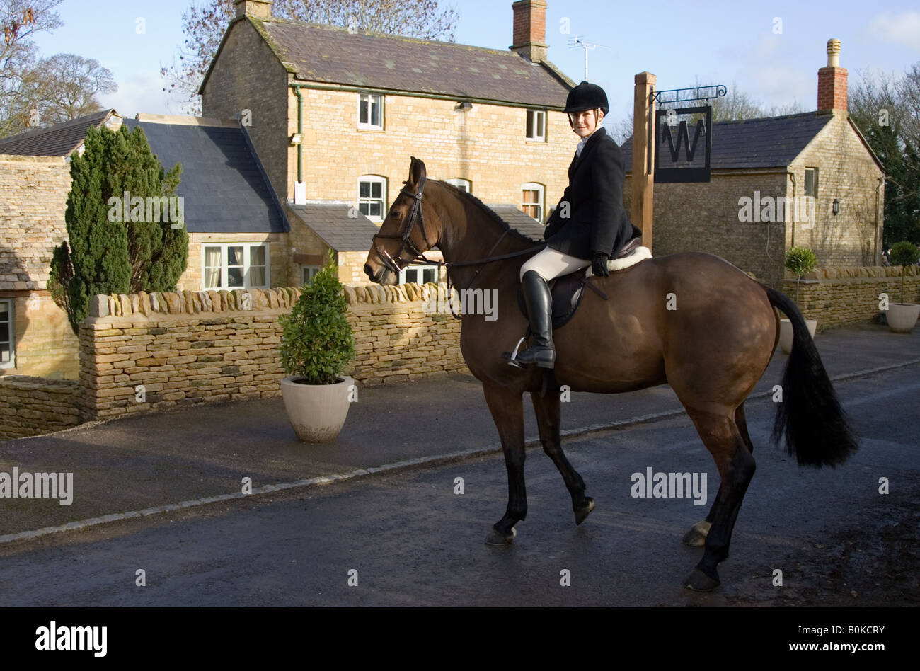 Rider en dehors de Westcote Inn Pub Nether Westcote frontière les Cotswolds Gloucestershire Oxfordshire UK Banque D'Images