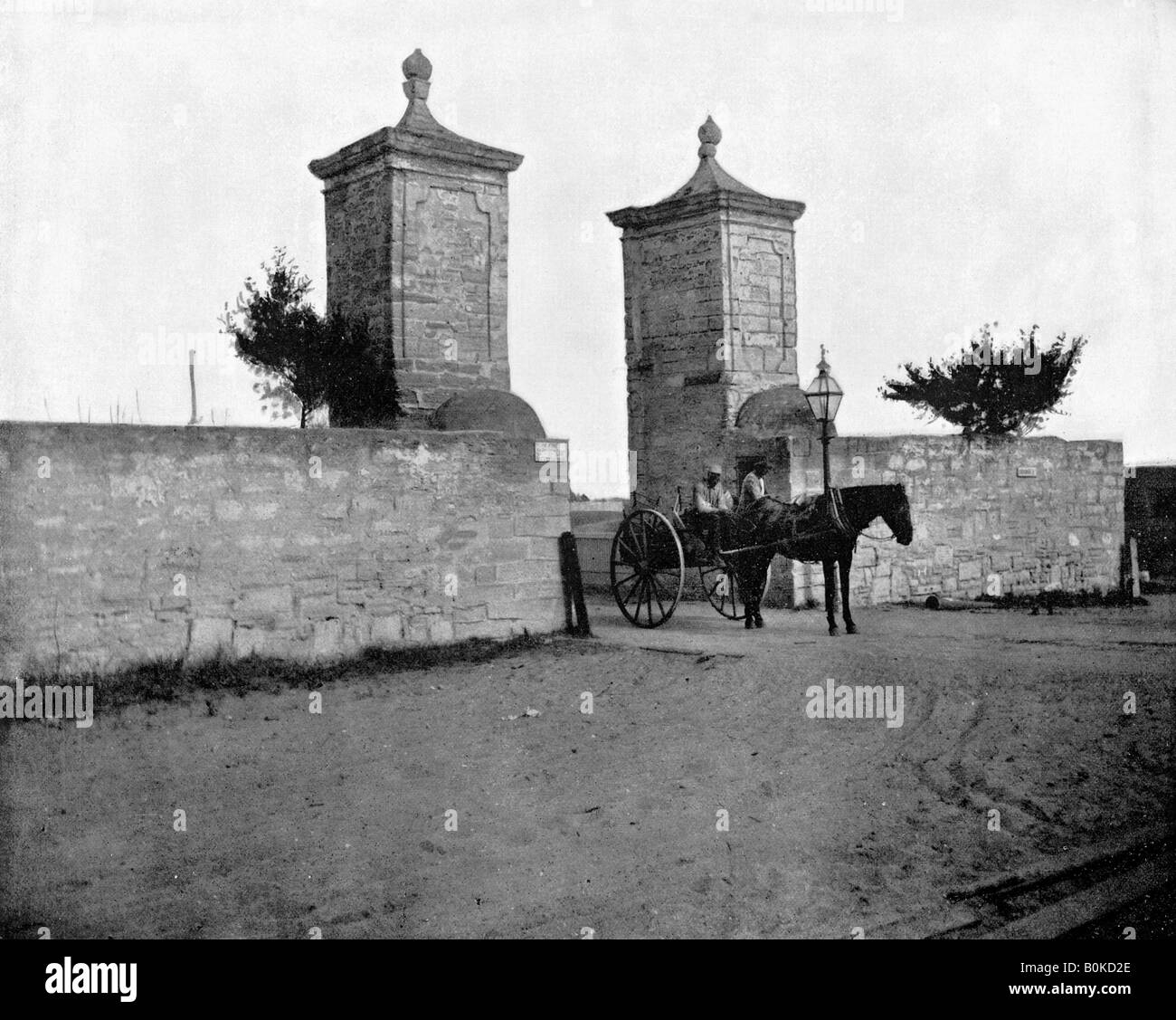 L'ancienne porte de la ville, St Augustine, Floride, USA, 1893.Artiste : John L Stoddard Banque D'Images
