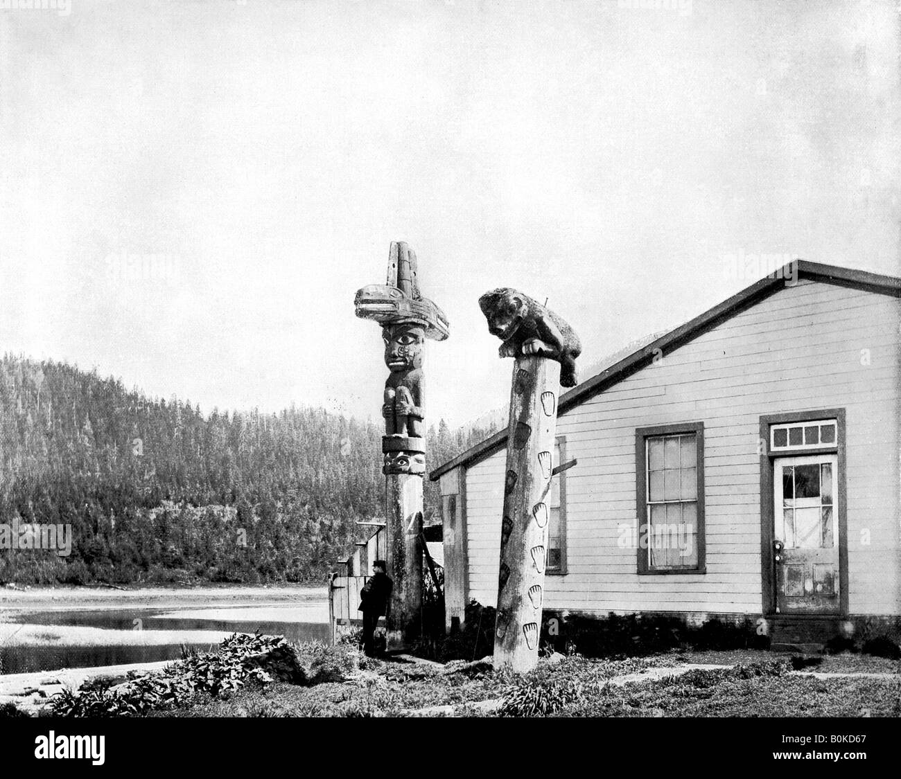 Totems, Alaska, USA, 1893.Artiste : John L Stoddard Banque D'Images