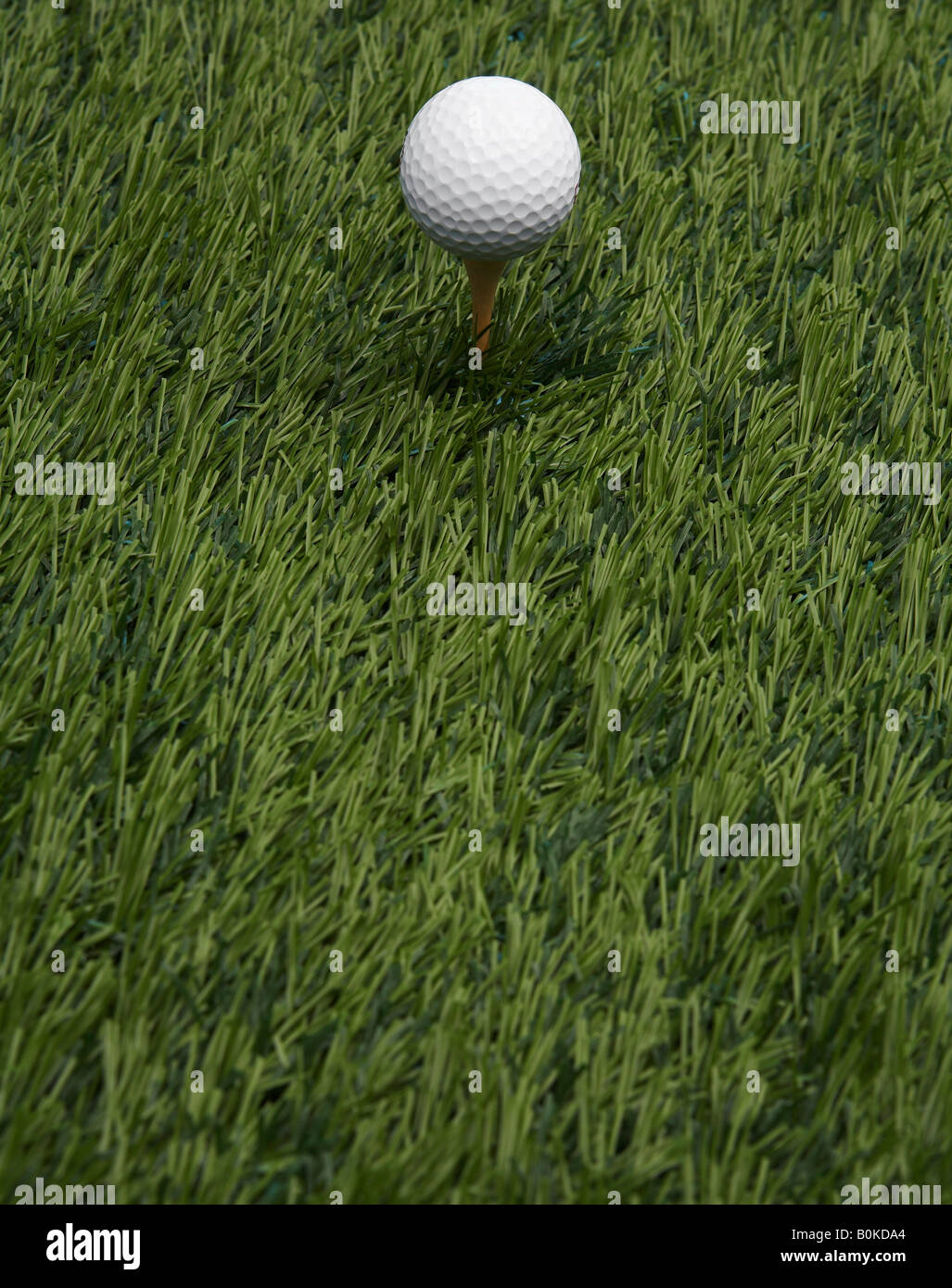 Balle de golf sur l'herbe Banque D'Images