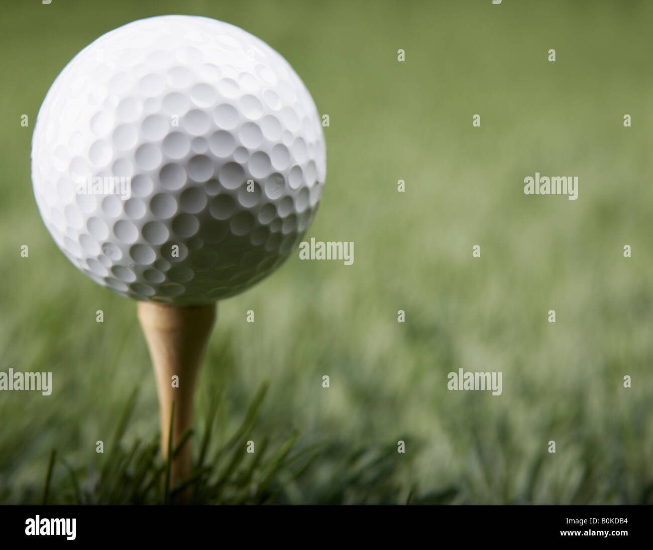 Balle de Golf sur tee de golf Photo Stock - Alamy