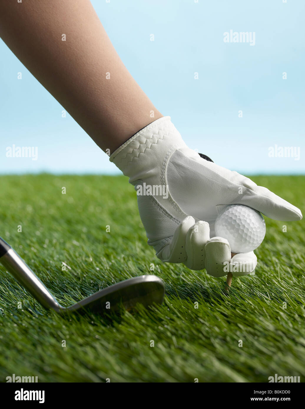 Joueur de golf Balle de Golf mise sur le raccord en T Banque D'Images