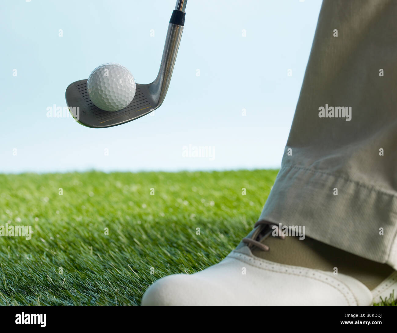 Golf Player Hitting Ball Banque D'Images