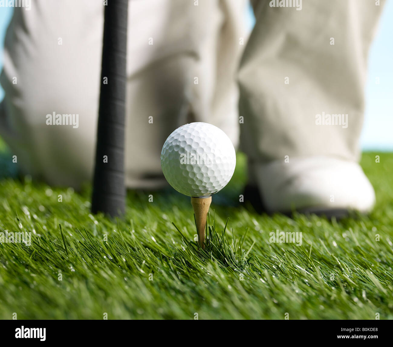 Joueur de golf prépare à frapper une balle Banque D'Images