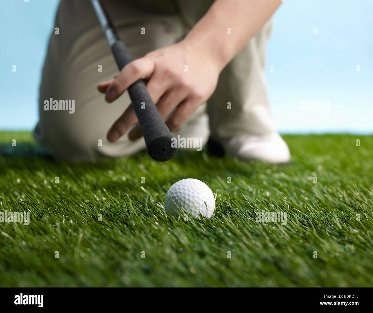 Joueur de golf prépare à frapper une balle Banque D'Images