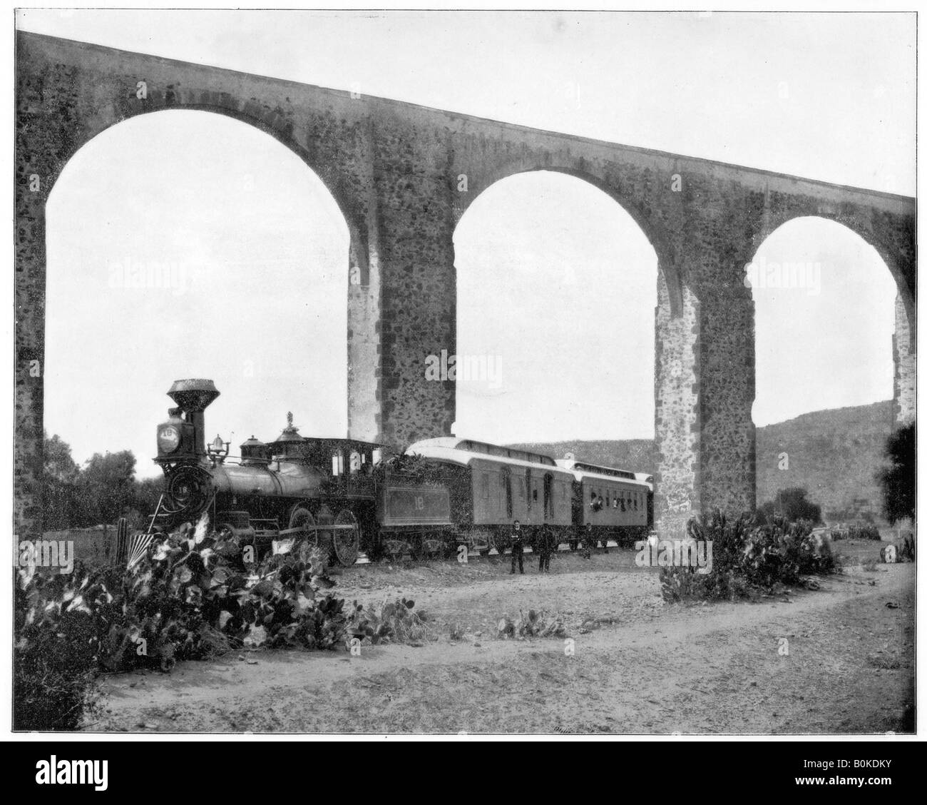 Près de l'Aqueduc de Querétaro, Mexique, fin du xixe siècle. Artiste : John L Stoddard Banque D'Images