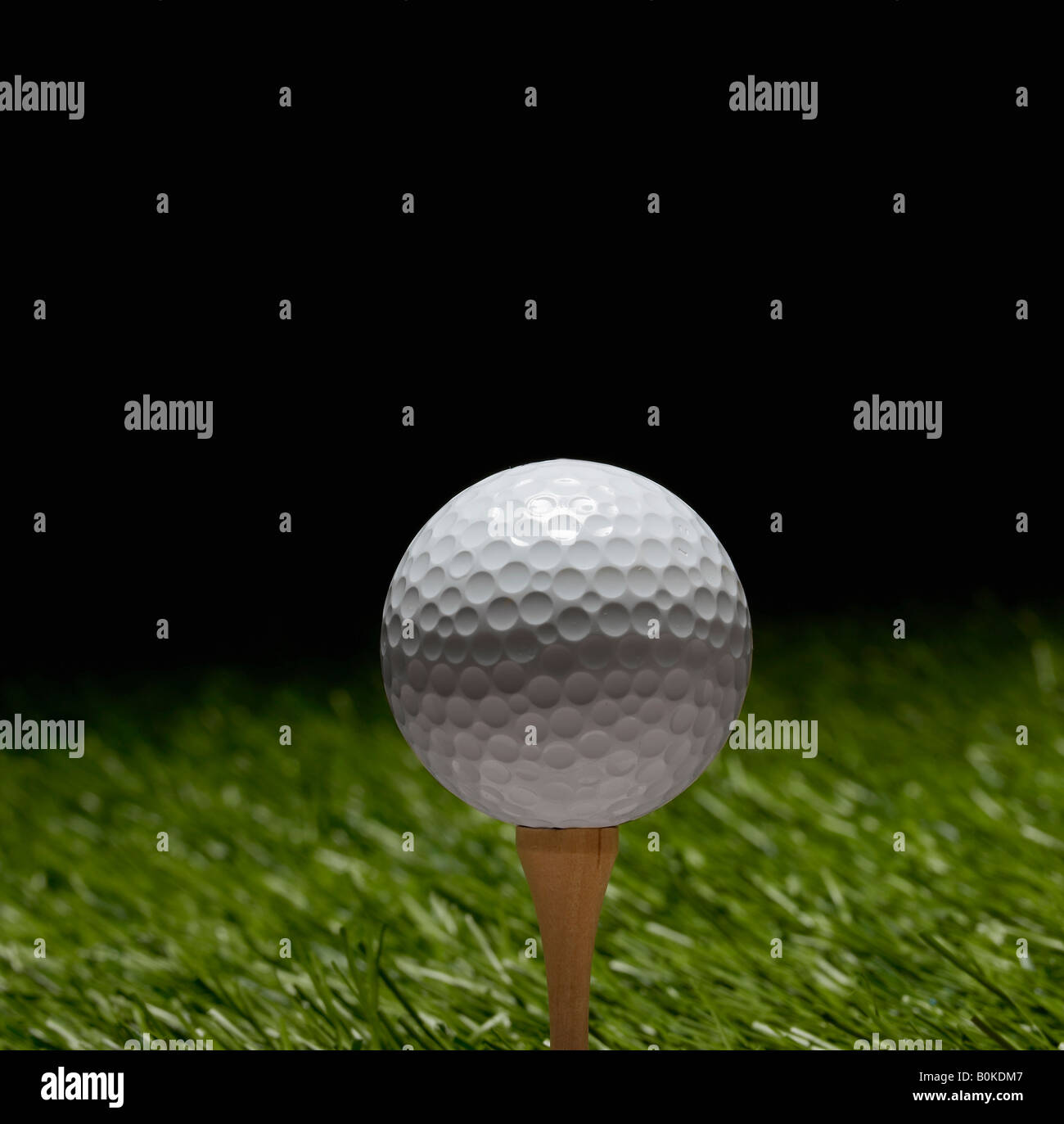 Balle de Golf sur Tee Banque D'Images