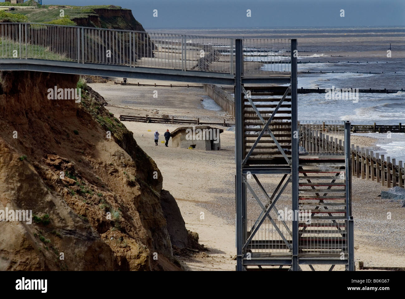 La Grande-Bretagne Angleterre Royaume-Uni érosion Érosion côtière plage mer réchauffement de la chute spectaculaire de l'Norfolk Happisburgh Assurance Maisons Falaise Banque D'Images