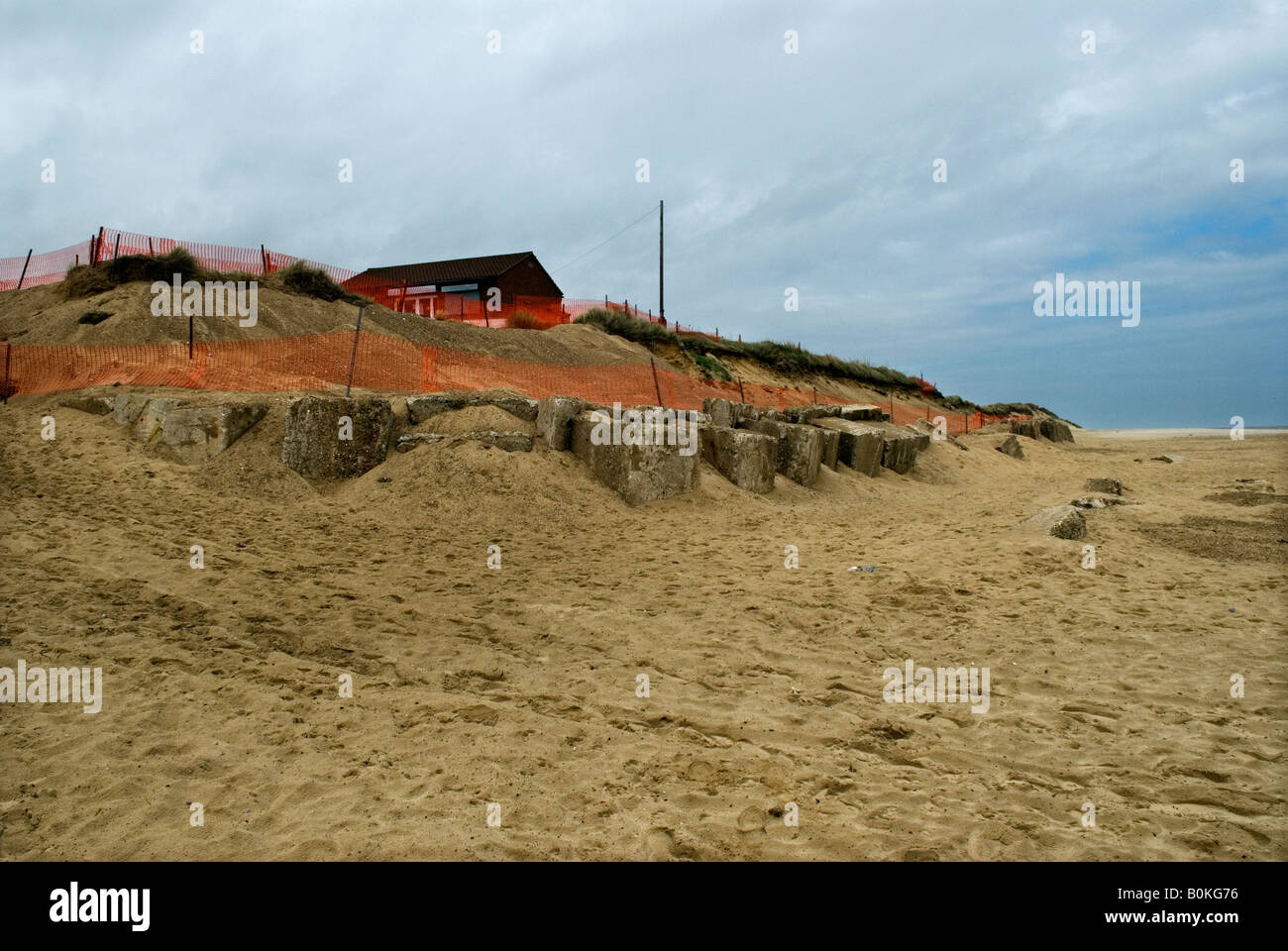 La Grande-Bretagne Angleterre Royaume-Uni érosion Érosion côtière plage mer le réchauffement climatique sur l'érosion de la mer Winterton signer Sand Dunes spectaculaires Norfolk Banque D'Images