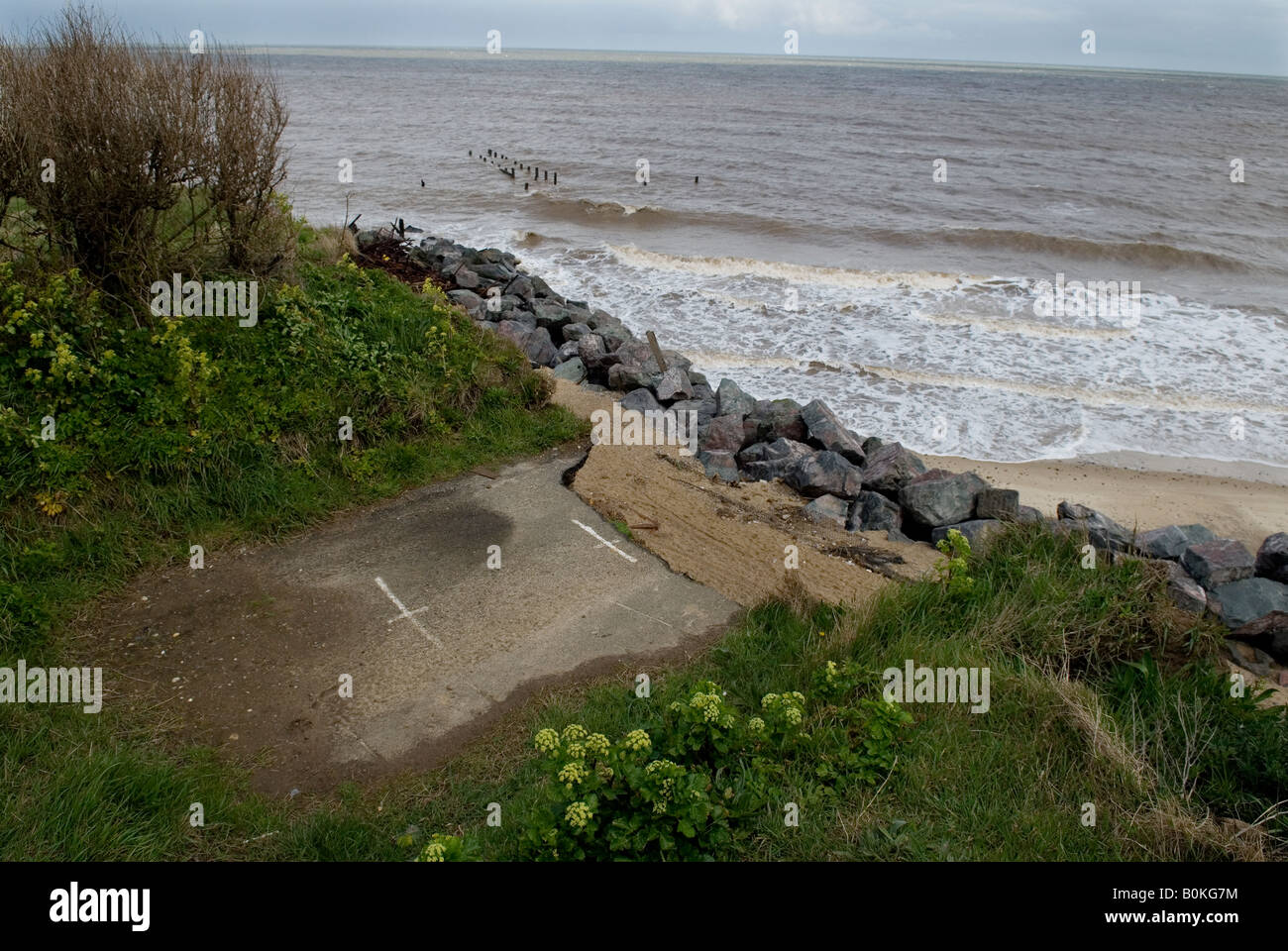 La Grande-Bretagne Angleterre Royaume-Uni érosion Érosion côtière plage mer réchauffement de la chute spectaculaire de l'Norfolk Happisburgh Assurance Maisons Falaise Banque D'Images