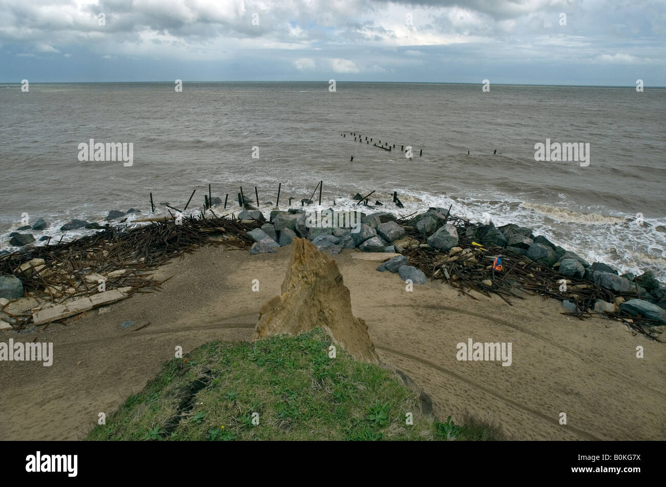 La Grande-Bretagne Angleterre Royaume-Uni érosion Érosion côtière plage mer réchauffement de la chute spectaculaire de l'Norfolk Happisburgh Assurance Maisons Falaise Banque D'Images