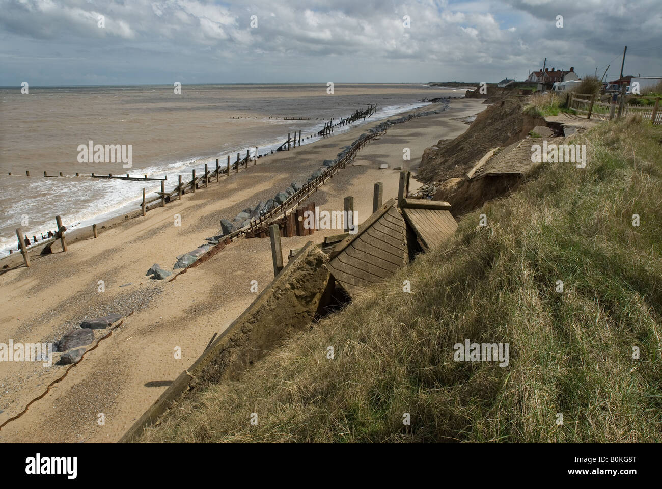 La Grande-Bretagne Angleterre Royaume-Uni érosion Érosion côtière plage mer réchauffement de la chute spectaculaire de l'Norfolk Happisburgh Assurance Maisons Falaise Banque D'Images La Grande-Bretagne Angleterre Royaume-Uni érosion Érosion côtière plage mer réchauffement de la chute spectaculaire de l'Norfolk Happisburgh Assurance Maisons Falaise Banque D'Images