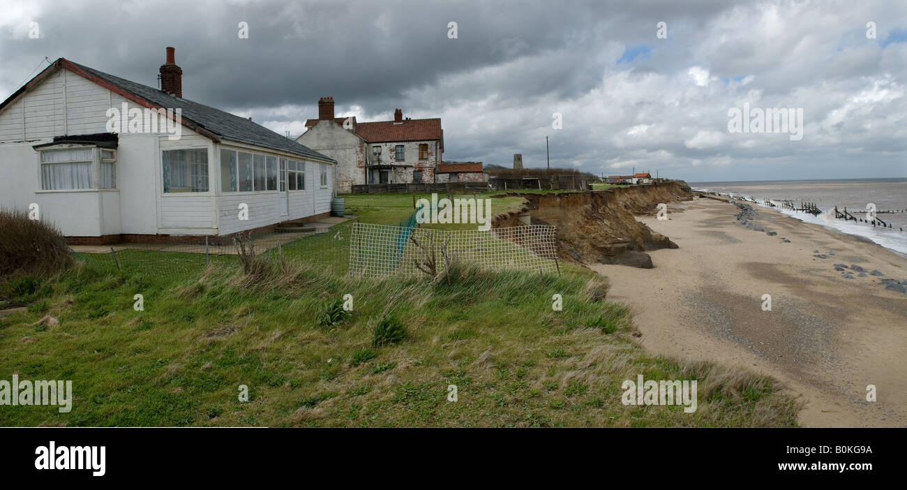 La Grande-Bretagne Angleterre Royaume-Uni érosion Érosion côtière plage mer réchauffement de la chute spectaculaire de l'Norfolk Happisburgh Maisons Falaise Mana d'assurance Banque D'Images