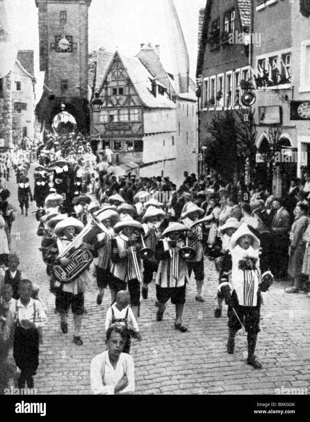 Festival dans la vieille ville médiévale, Rothenburg ob der Tauber, Bavière, Allemagne, 1936. Artiste : Inconnu Banque D'Images