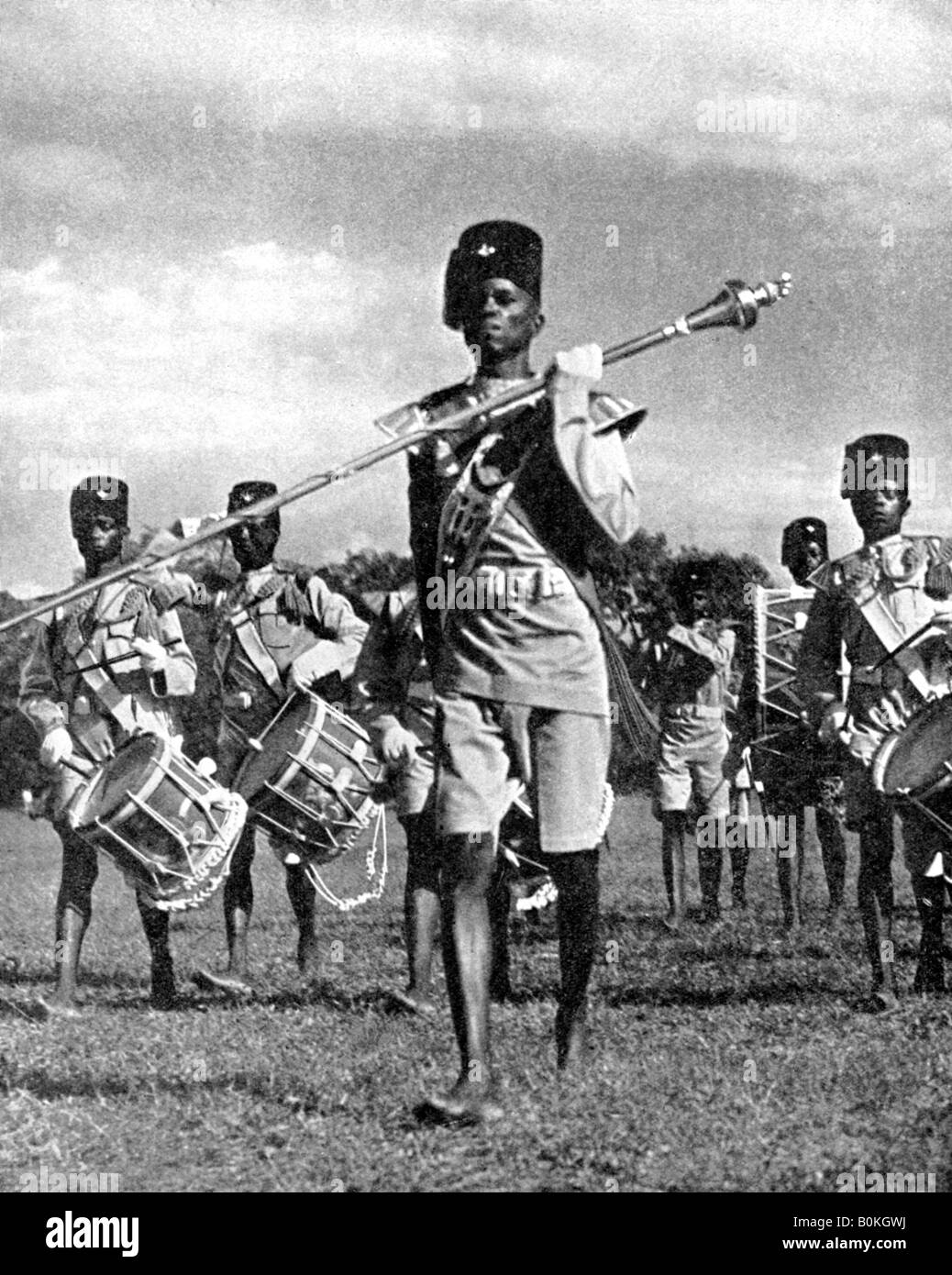 Musiciens de la Rhodésie du Nord battu un régiment Le tattoo militaire, le Zimbabwe, l'Afrique, 1936.Artiste : Images LNA Banque D'Images