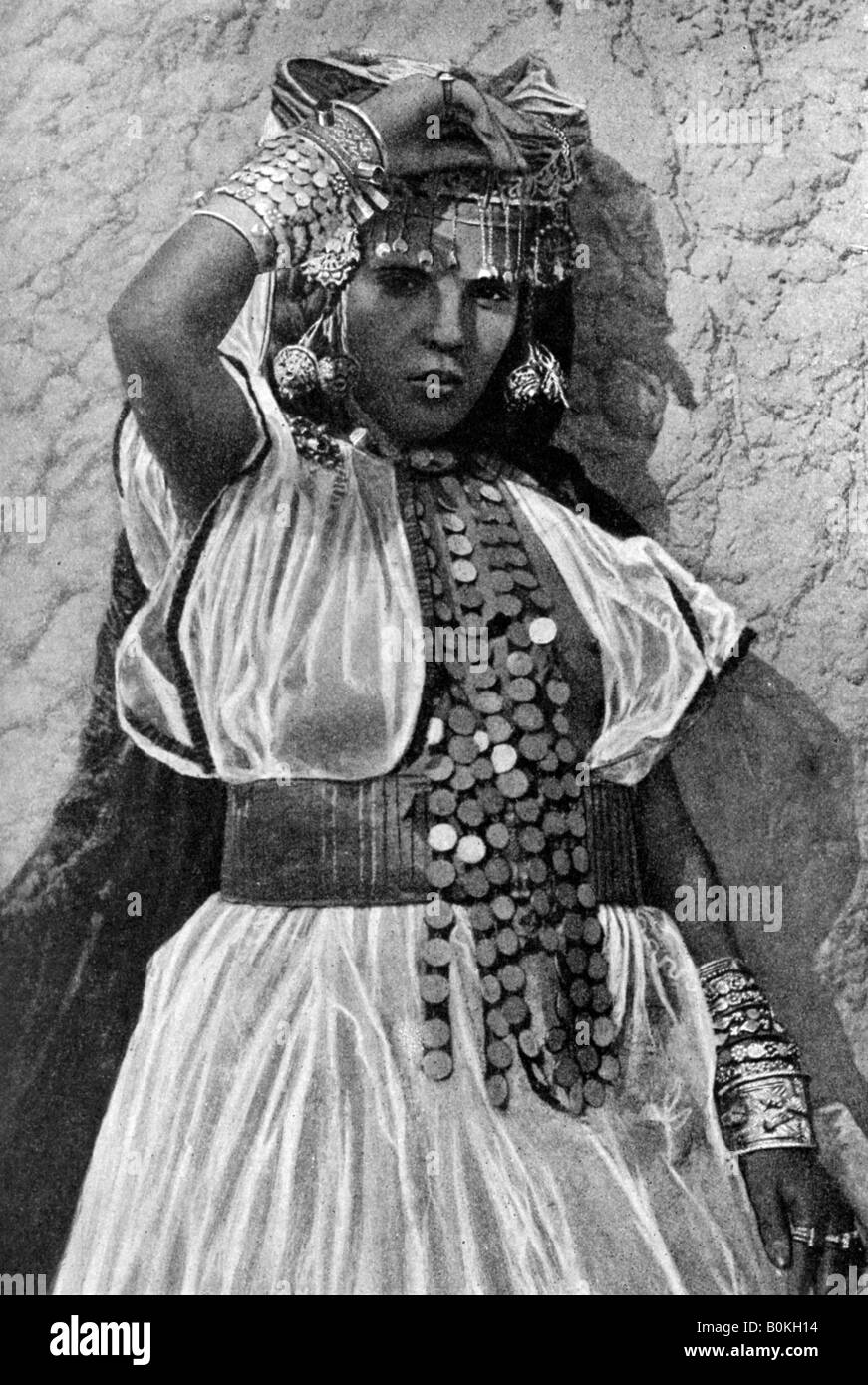 Un danseur de Biskra, Algérie, 1922.Artiste : Crete Banque D'Images