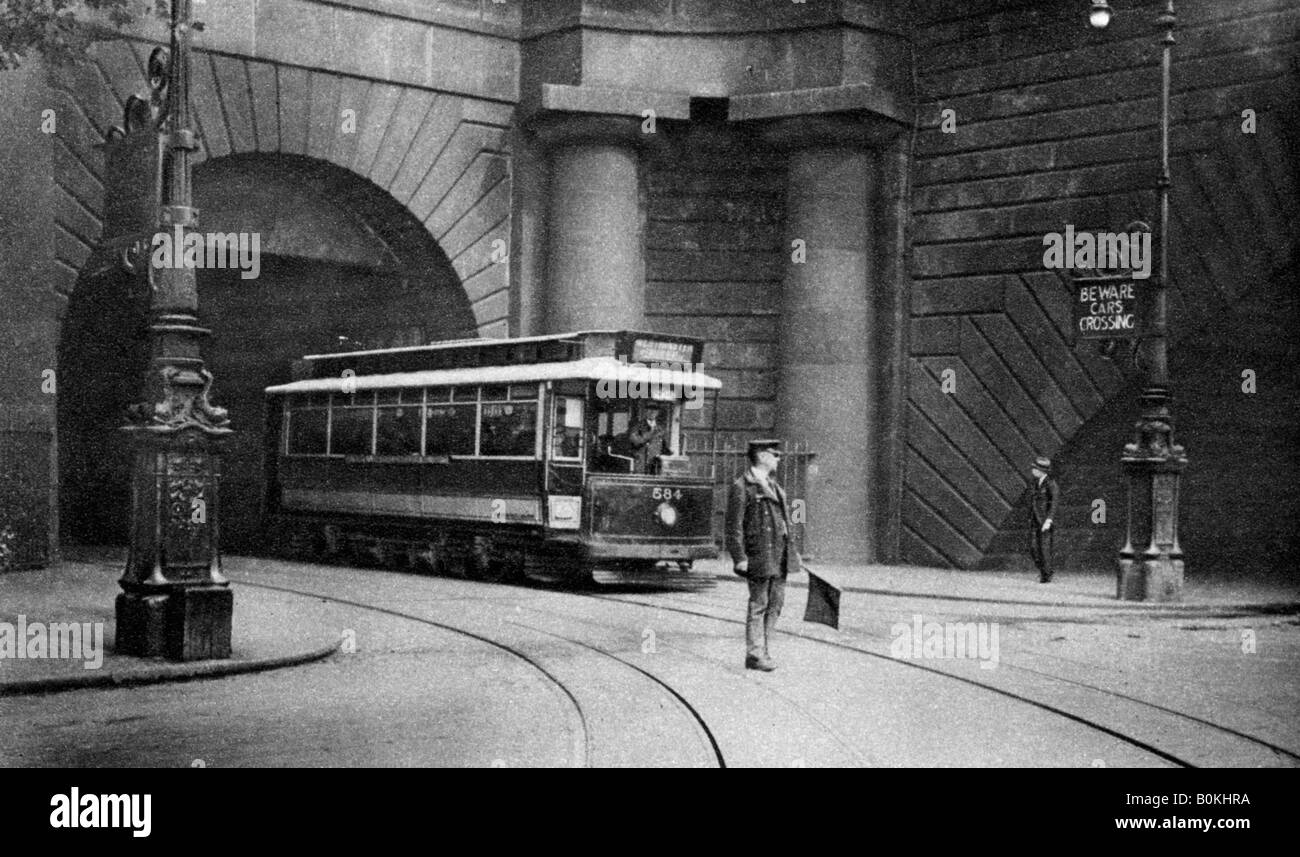 Un tram sous Kingsway, Aldwych et Somerset House, Londres, 1926-1927. Artiste : Inconnu Banque D'Images
