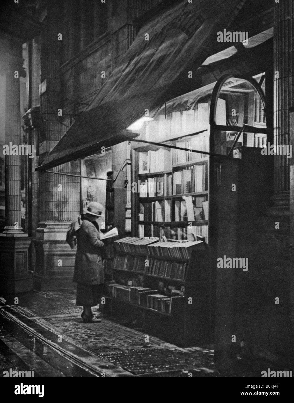 Une librairie à Bloomsbury, Londres, 1926-1927.Artist : HW Fincham Banque D'Images