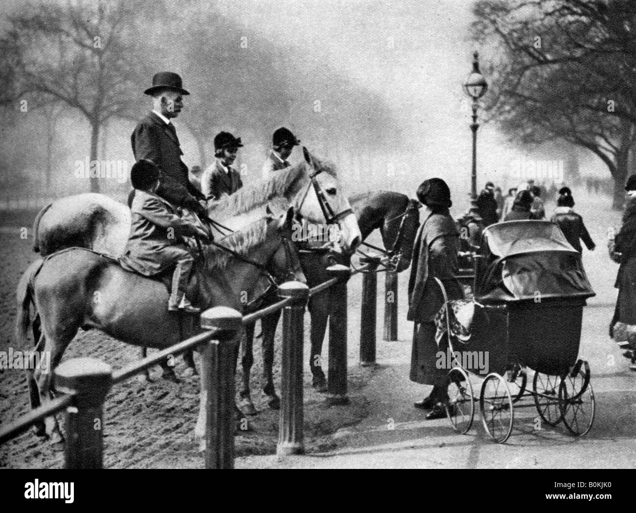 Rotten Row, Hyde Park, Londres, 1926-1927. Artiste : Inconnu Banque D'Images