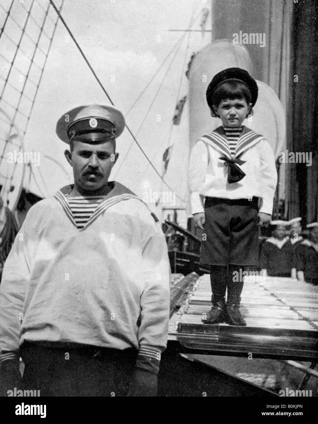 Le petit Caesarevitch avec son ami Marin, 1908.Artiste : Queen Alexandra Banque D'Images