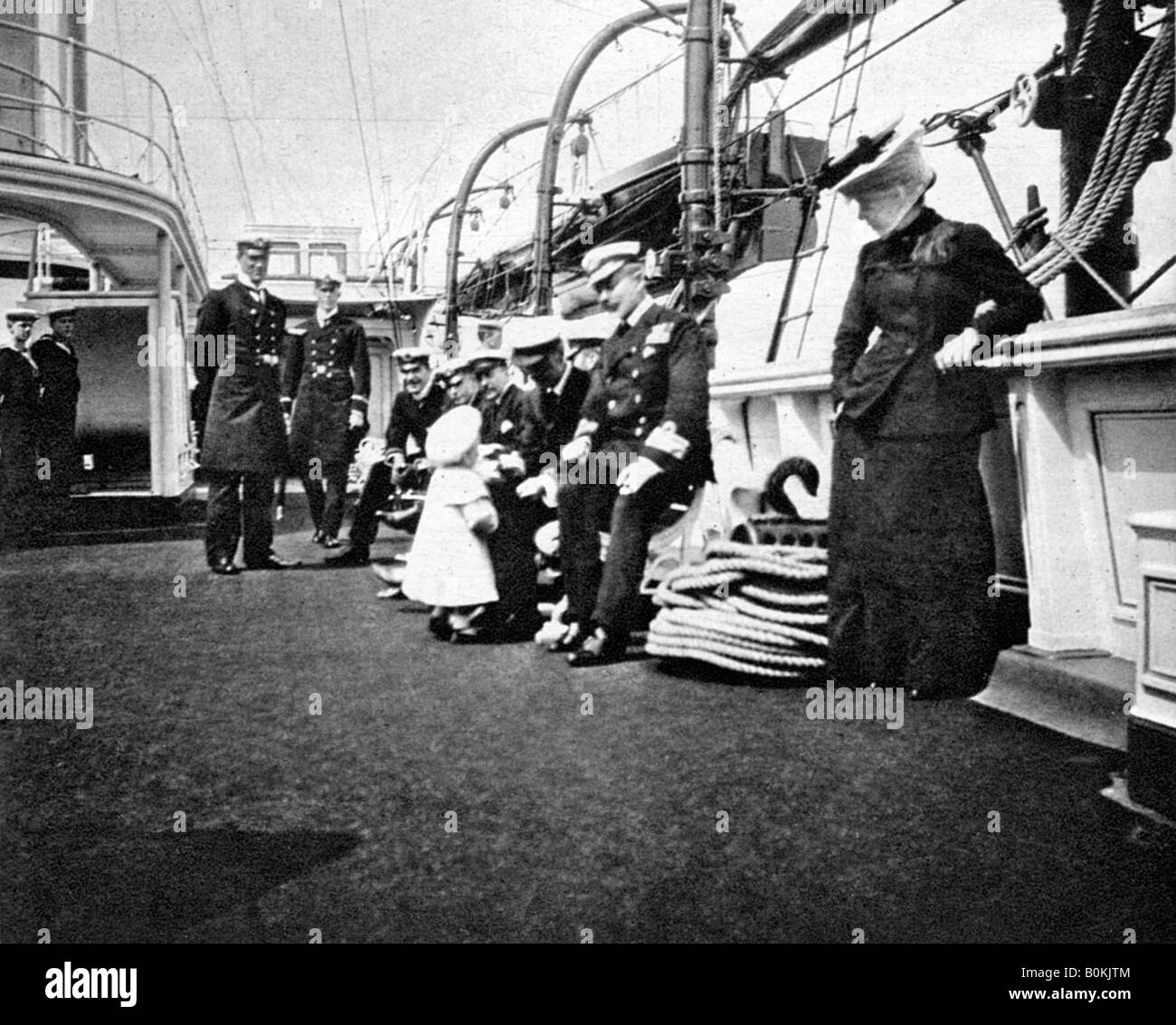 Prince Olav (1903-1991), le futur roi Olav V de Norvège, conversant avec les officiers de marine, 1908.Artiste : Queen Alexandra Banque D'Images