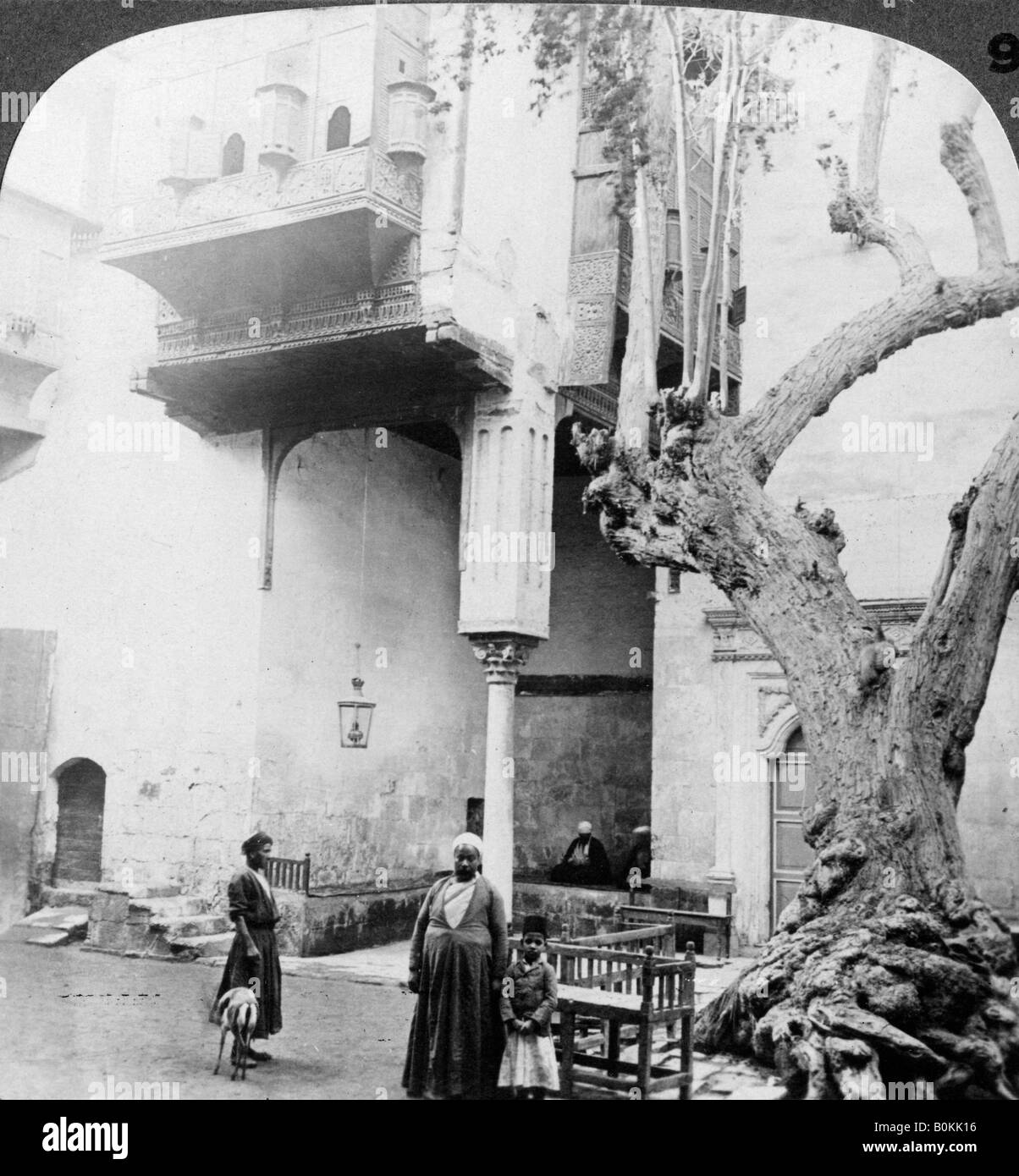 'La maison des fenêtres dans la cour d'un riche Cairene's house, Le Caire, Égypte, 1905.Artiste : Underwood & Underwood Banque D'Images