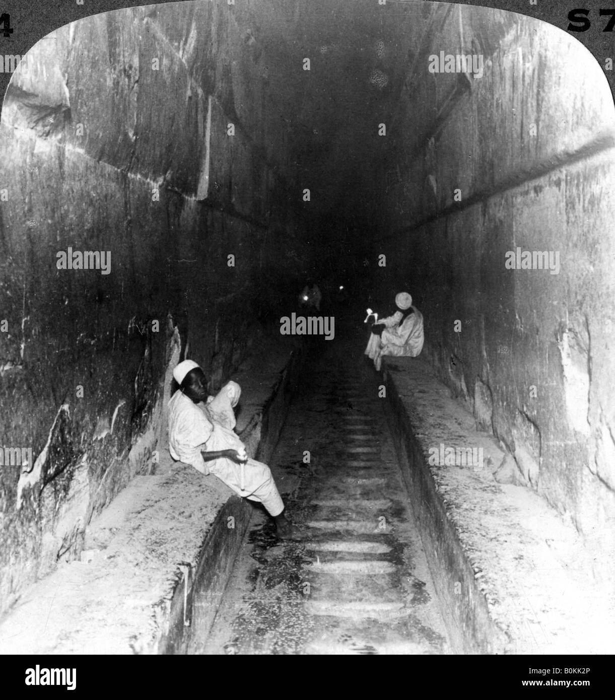 "Regarde le passage principal de Khufu's sépulcre dans la Grande Pyramide, en Egypte", 1905.Artiste : Underwood & Underwood Banque D'Images