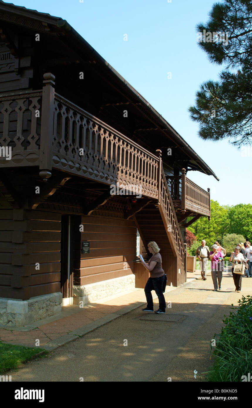 Swiss Cottage construit pour une utilisation par les enfants royaux Princes et Princesses à l'Osborne House estate à East Cowes Banque D'Images
