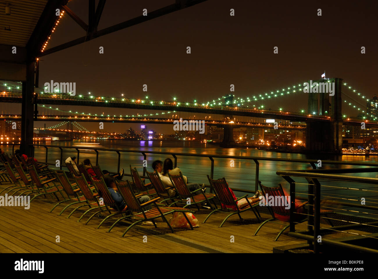 Chaises longues sur le Pier 17, New York Banque D'Images