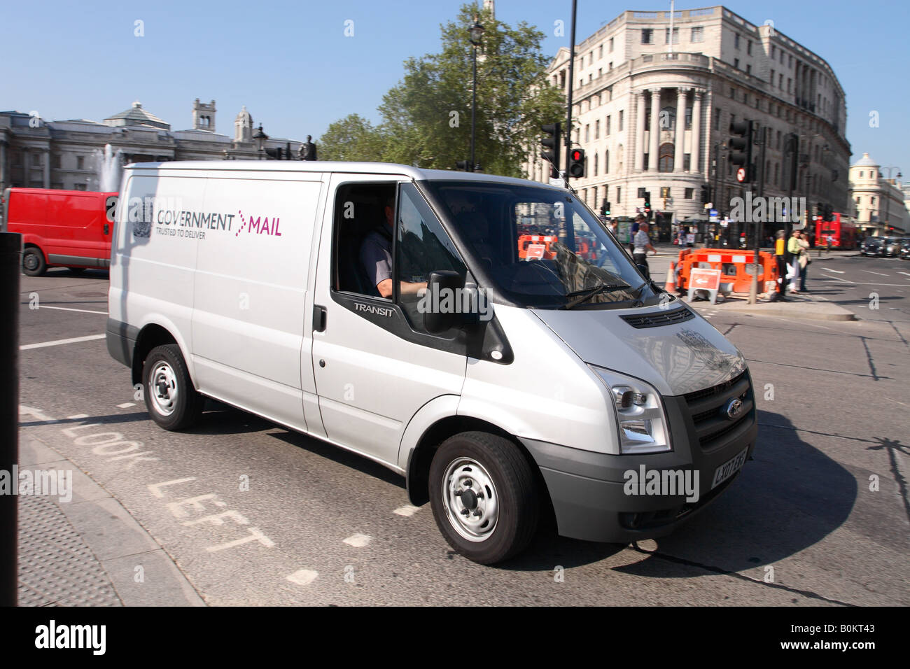 Le gouvernement de Londres GCDA Voiture et dépêche de l'Agence van de la livraison du véhicule pour transporter des documents gouvernementaux autour de Londres Banque D'Images