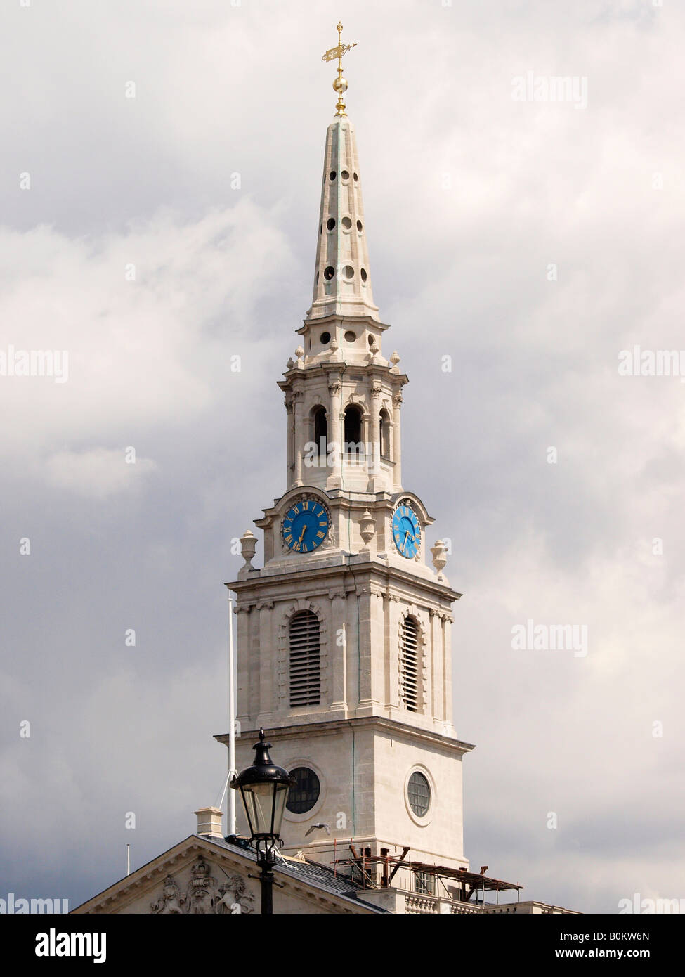 Flèche de St Martins dans l'église de champ à Trafalgar Square London Banque D'Images