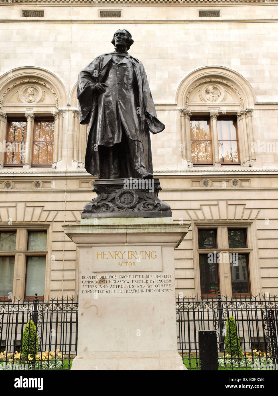 Statue de Henry Irving, l'un des grand acteur-dirigeants de théâtre victorien qui a reçu le premier chevalier théâtrale. Banque D'Images