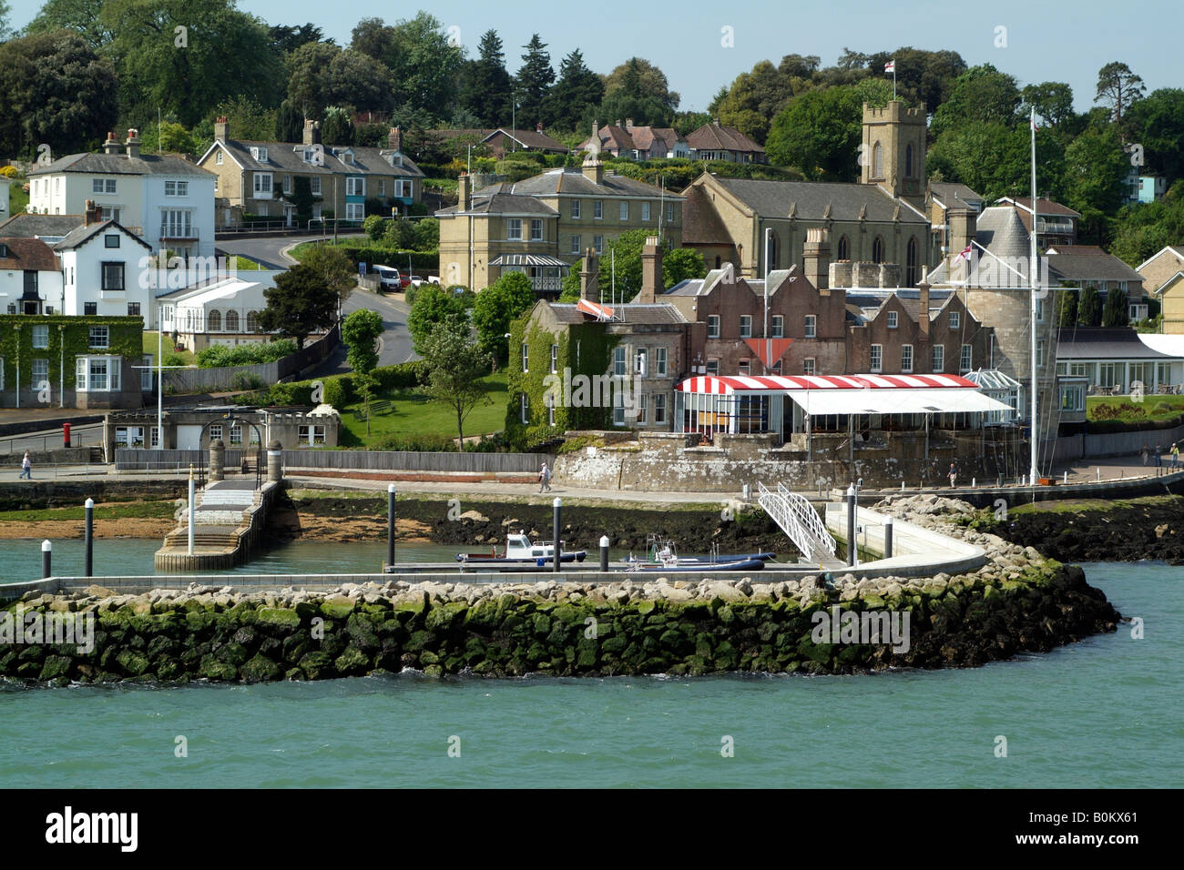 RYS Royal Yacht Squadron et le nouveau Yacht Haven Jubilé ouvert par le Prince Philip Cowes, île de Wight, Angleterre, Royaume-Uni Banque D'Images