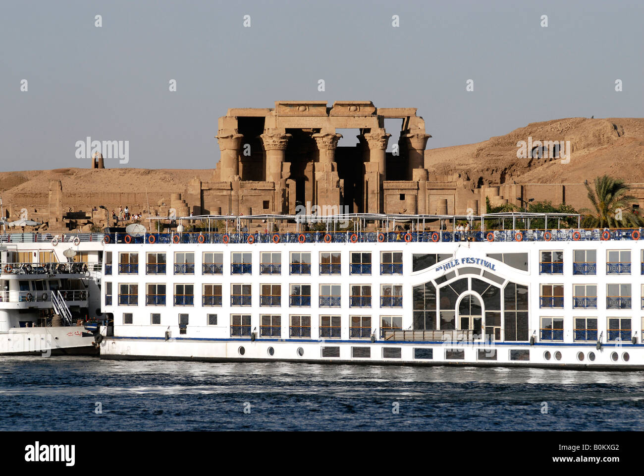Bateaux de croisière touristique en face du Temple de Sobek et Haroeris à Kom Ombo sur le Nil Egypte Banque D'Images