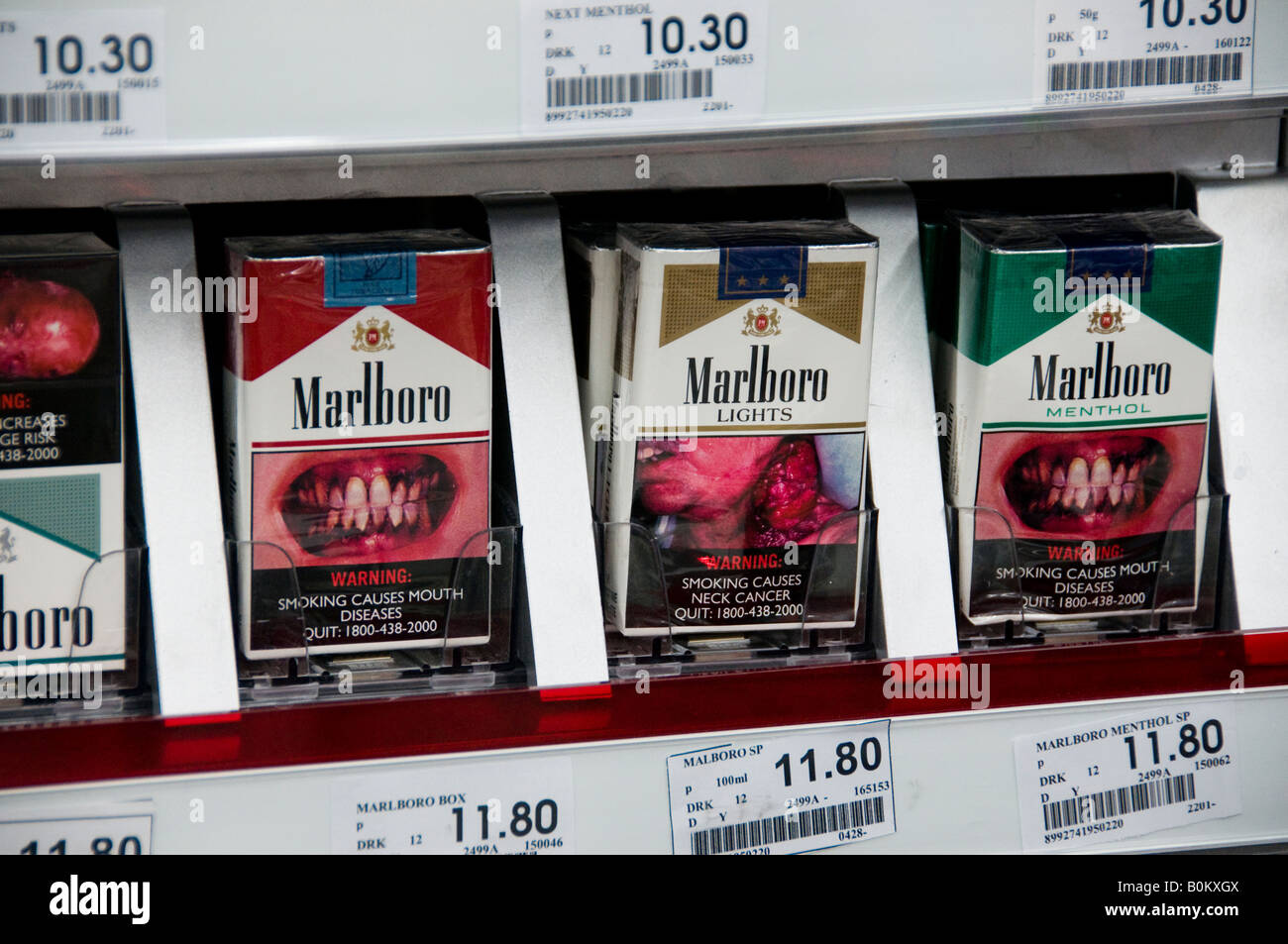 Graphique morbide les paquets de cigarettes au dépanneur à Singapour Photo  Stock