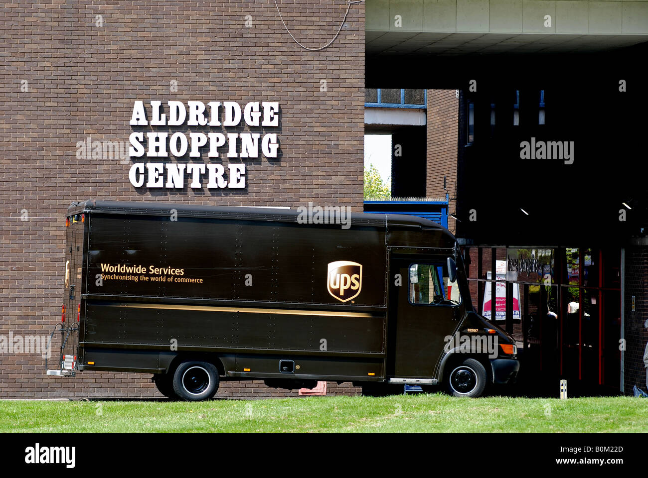 UPS van à Aldridge Shopping Center, West Midlands, England, UK Banque D'Images