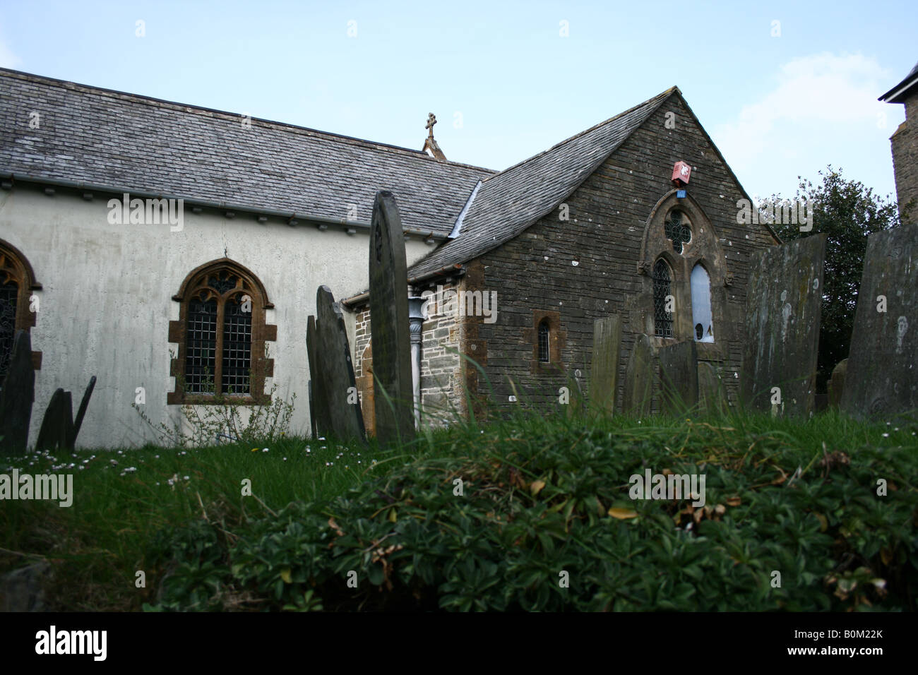 Avant de St Marie la Vierge église paroissiale, Lynton, Devon montrant la fenêtre de l'Église, Entrée et cimetière Banque D'Images