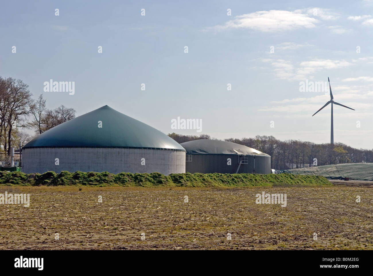 Réservoirs à biogaz dans une ferme produisant de l'électricité dans le village de Strohen, Basse-Saxe, Allemagne. Banque D'Images