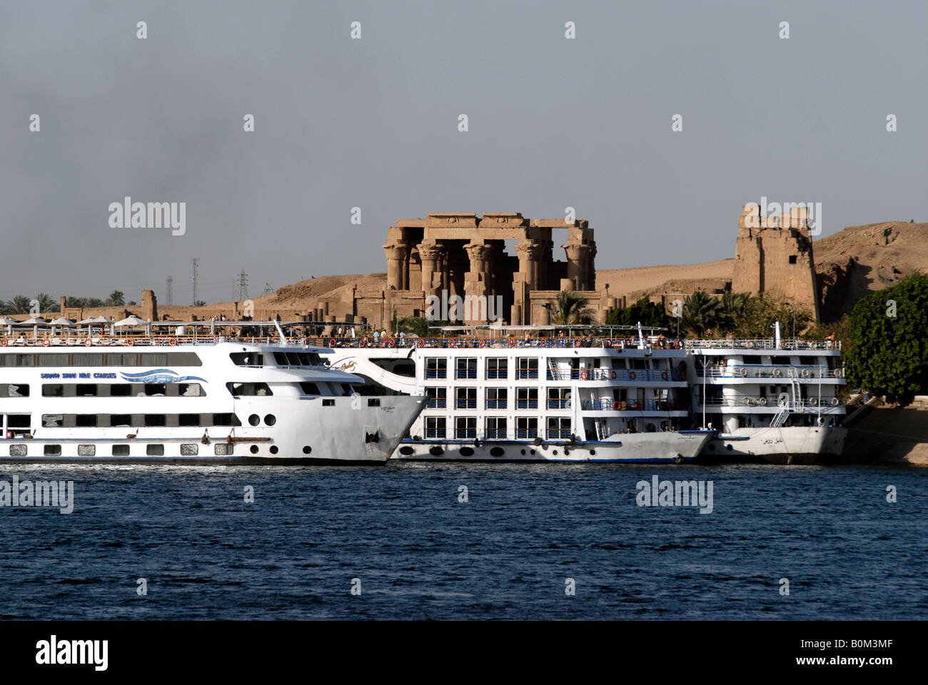 Bateaux de croisière touristique en face du Temple de Sobek et Haroeris à Kom Ombo sur le Nil Egypte Banque D'Images