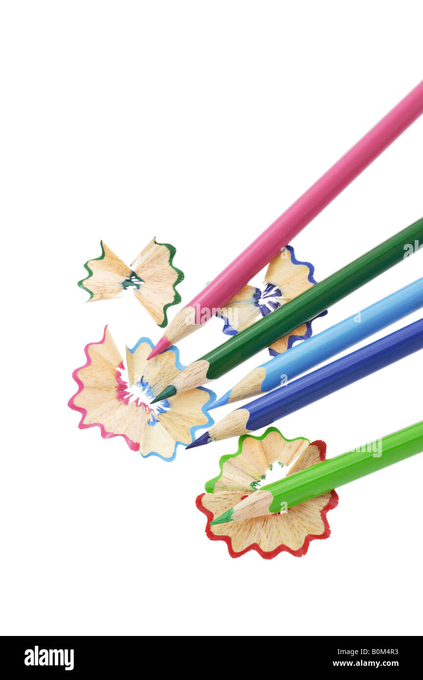 Crayons de couleur et les copeaux sur fond blanc avec copie espace Banque D'Images