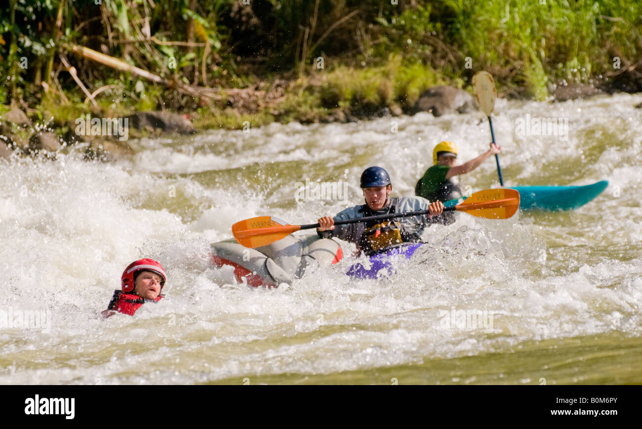 COSTA RICA Whitewater Rafting le sauvetage en rivière sur la basse rivière Pacuare pentes des Caraïbes Banque D'Images