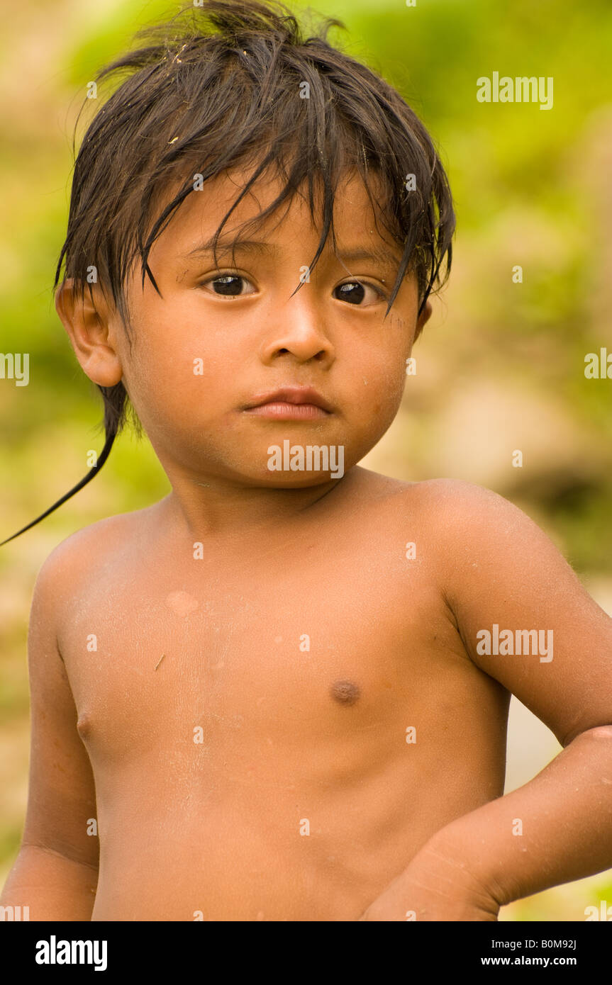 COSTA RICA Portrait d'Indingenous Tribu Indienne Cabecar jeune enfant mâle sur la basse rivière Pacuare pentes des Caraïbes Banque D'Images