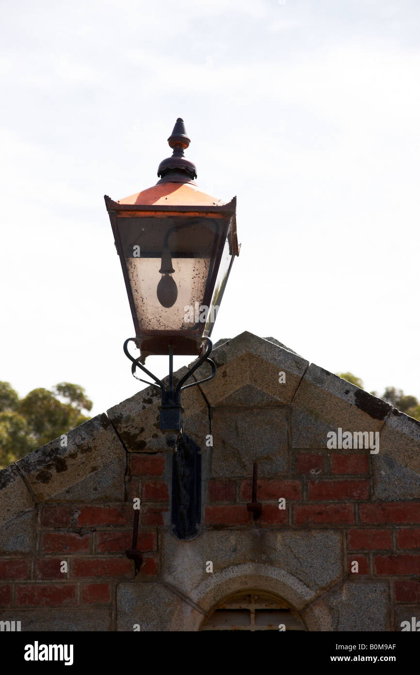 Une vieille lampe de style sur un côté d'un bâtiment. Banque D'Images