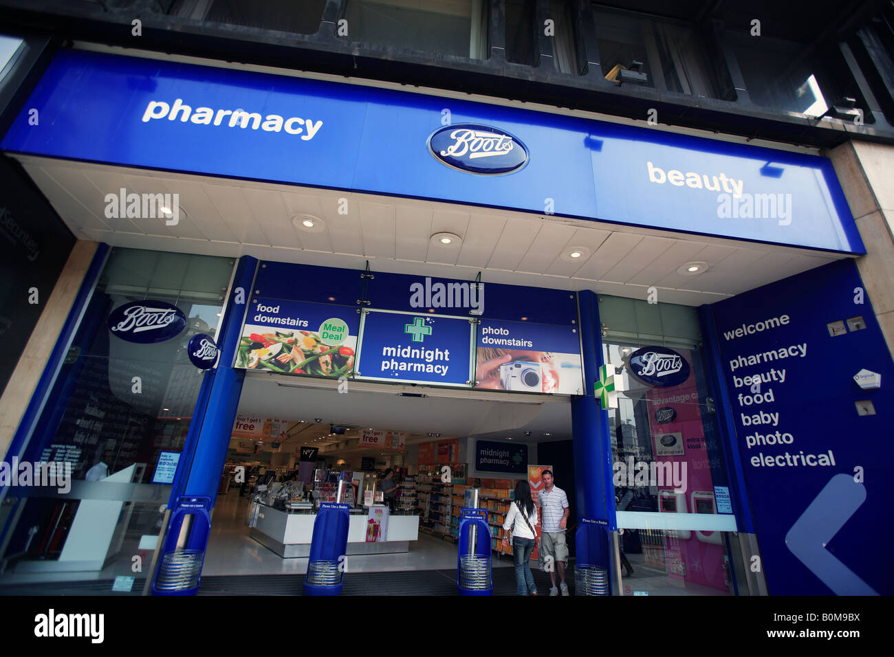 United Kingdom London Piccadilly Circus boots pharmacy shop/ Banque D'Images