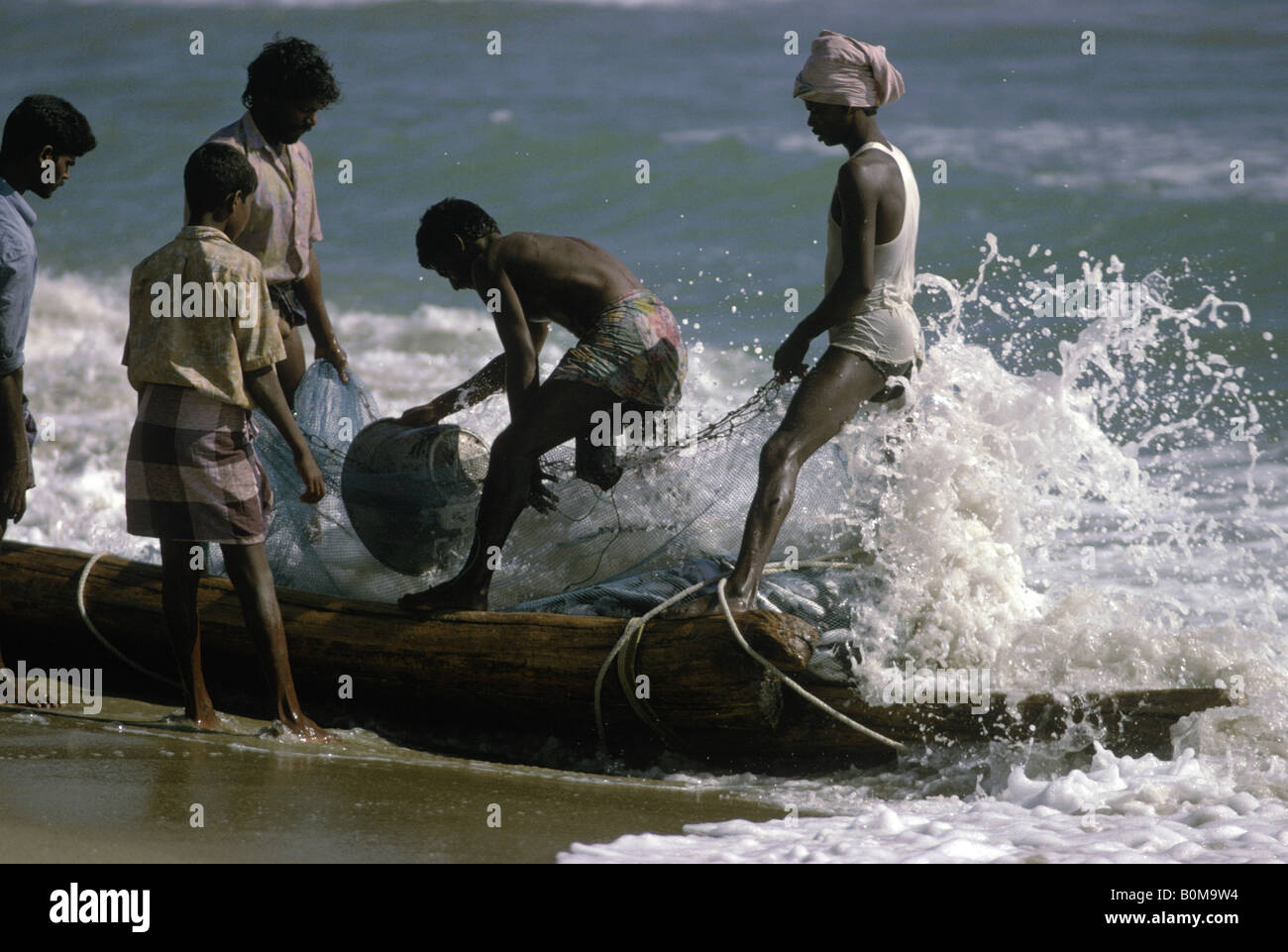 Les pêcheurs. Des filets. Les bateaux. Plage. Du sable. Mer. Les vagues. Banque D'Images