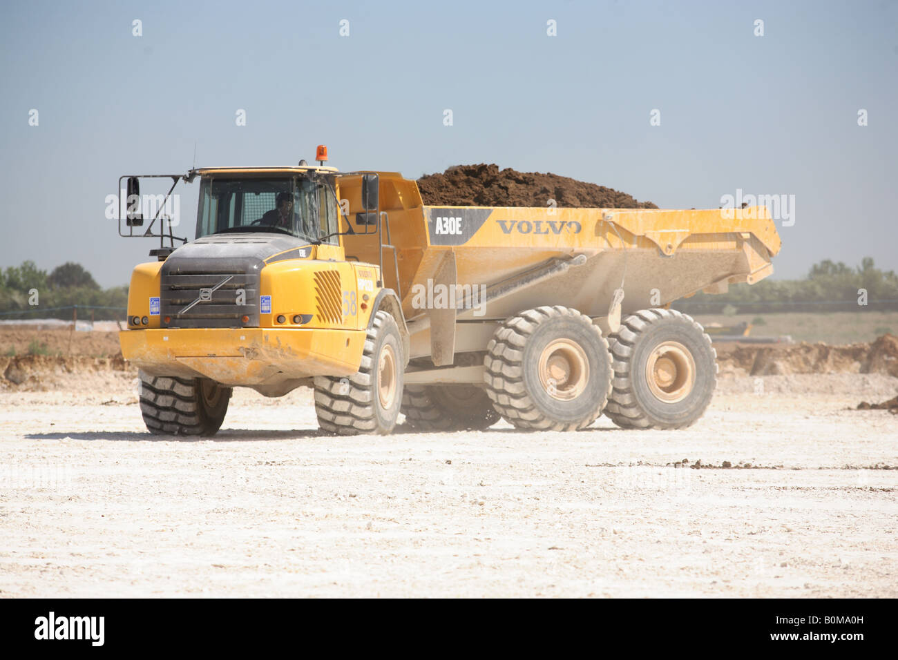 Un grand camion de déménagement de la terre sur un chantier Banque D'Images