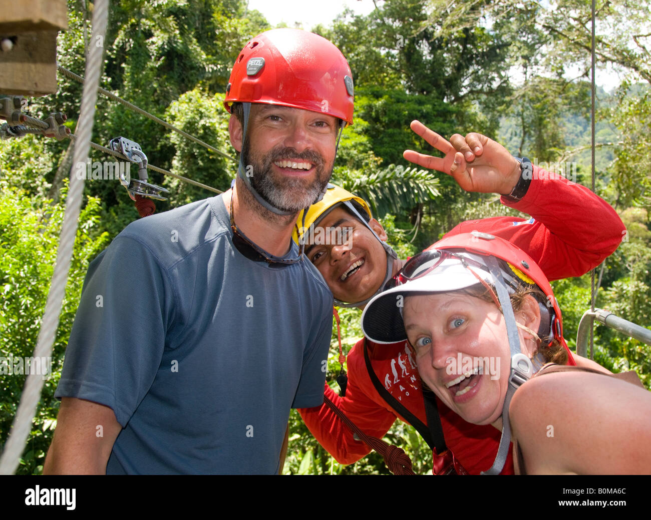 COSTA RICA Couple et guide touristique profitez d'une journée de visite du baldaquin la tyrolienne. Rivière Pacuare Lodge. Pentes des Caraïbes Banque D'Images