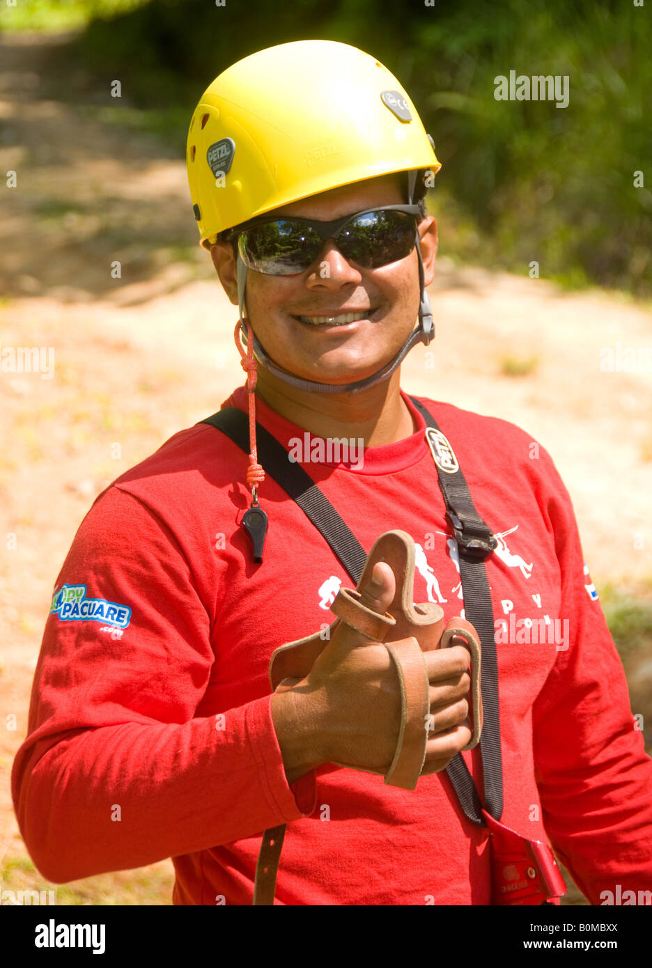COSTA RICA Canopy Tours la tyrolienne Guide qui donne les pouces jusqu'à ecotour participants. Rivière Pacuare Lodge. Pentes des Caraïbes Banque D'Images