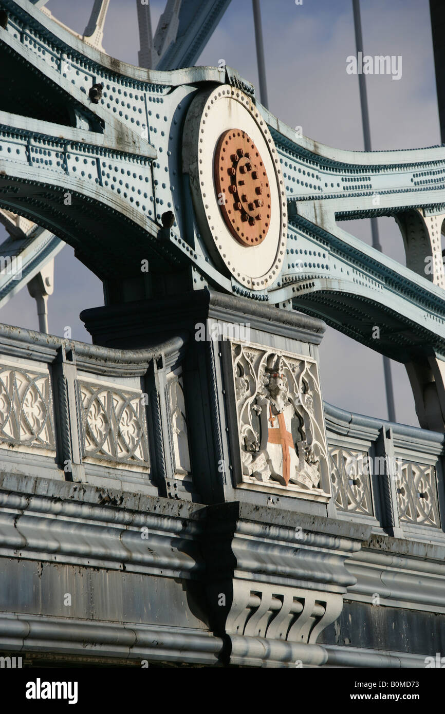 Ville de Londres, en Angleterre. Vue rapprochée de la tour sud-est du pont de la superstructure et des armoiries de la ville. Banque D'Images